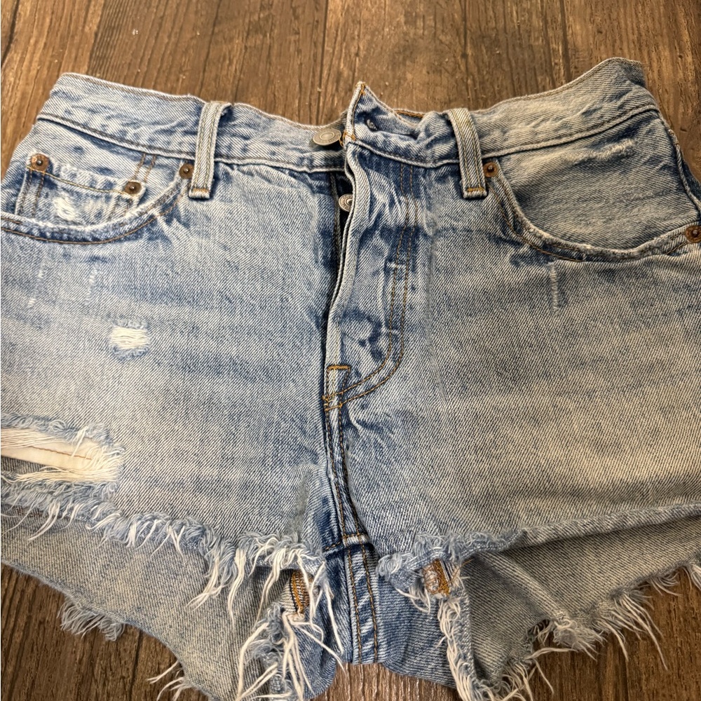 Levi’s 501 shorts size 25. Light denim. Button up fly. High waisted - Picture 5 of 13